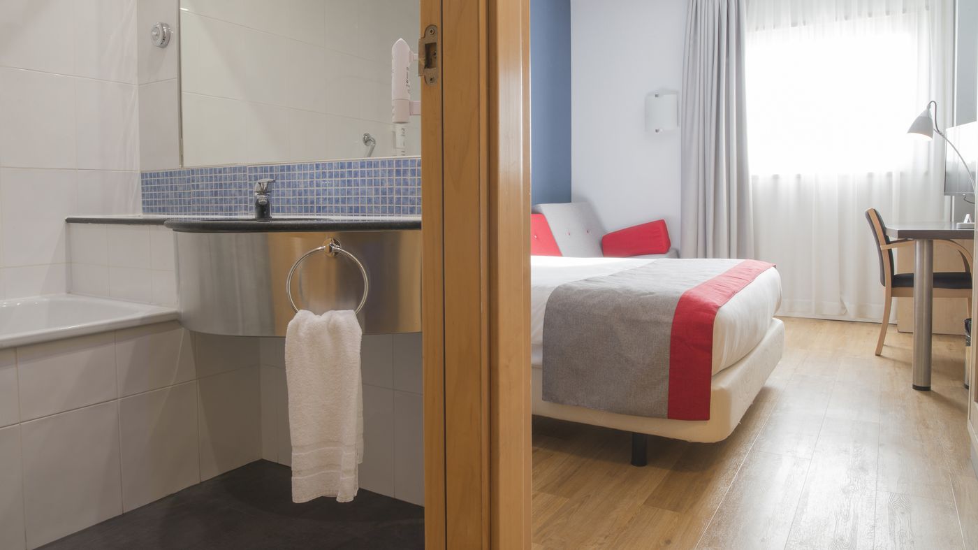 Holiday-Inn-Express-Malaga-Airport-Room-7