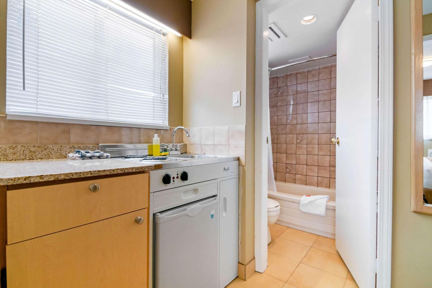 Econo-Lodge-Inn---Suites-N--Vancouver-Room-26