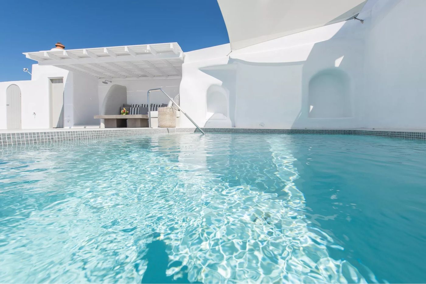 Aqua-Luxury-Suites-Room-2