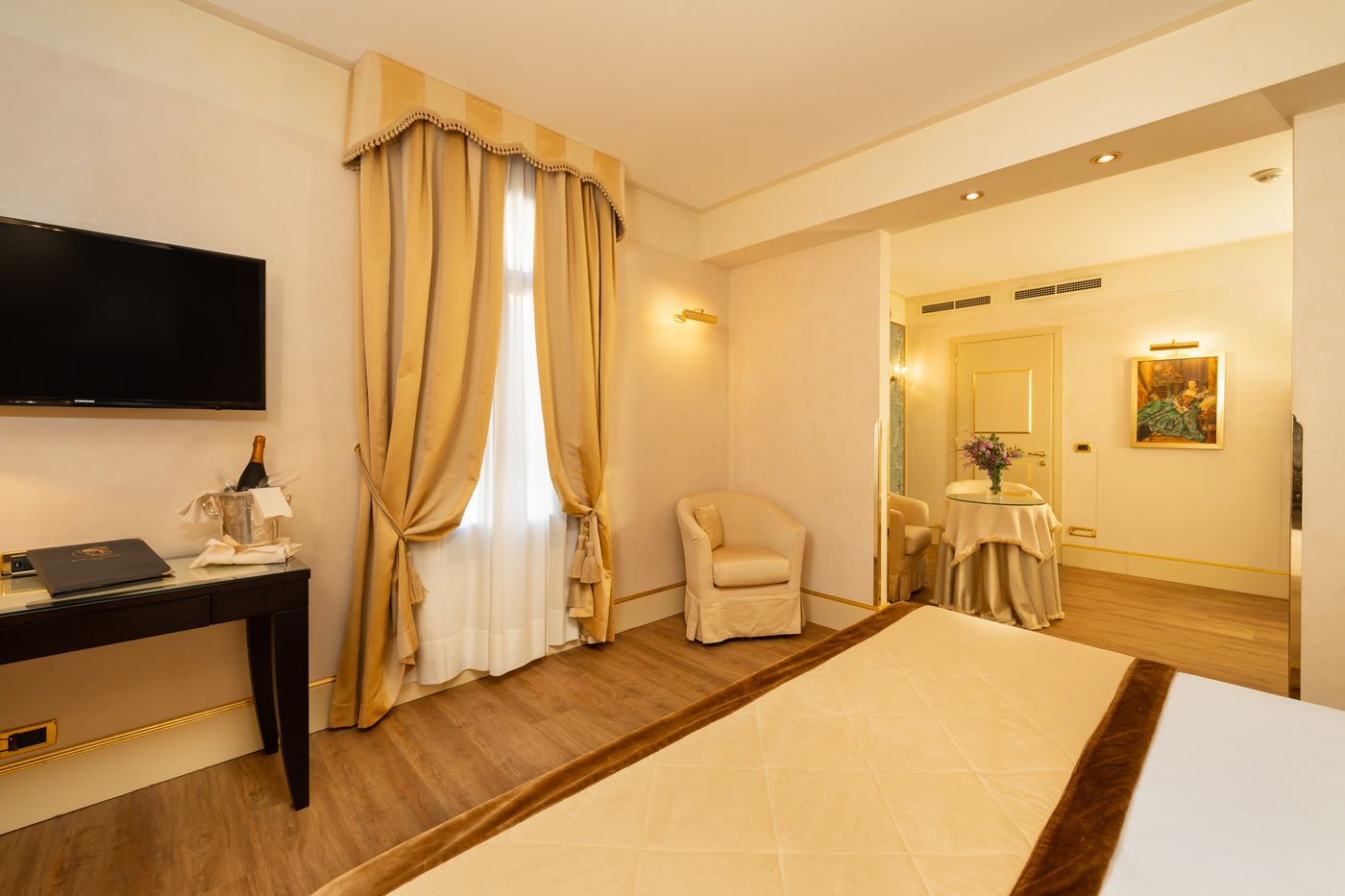 A-La-Commedia-Room-20