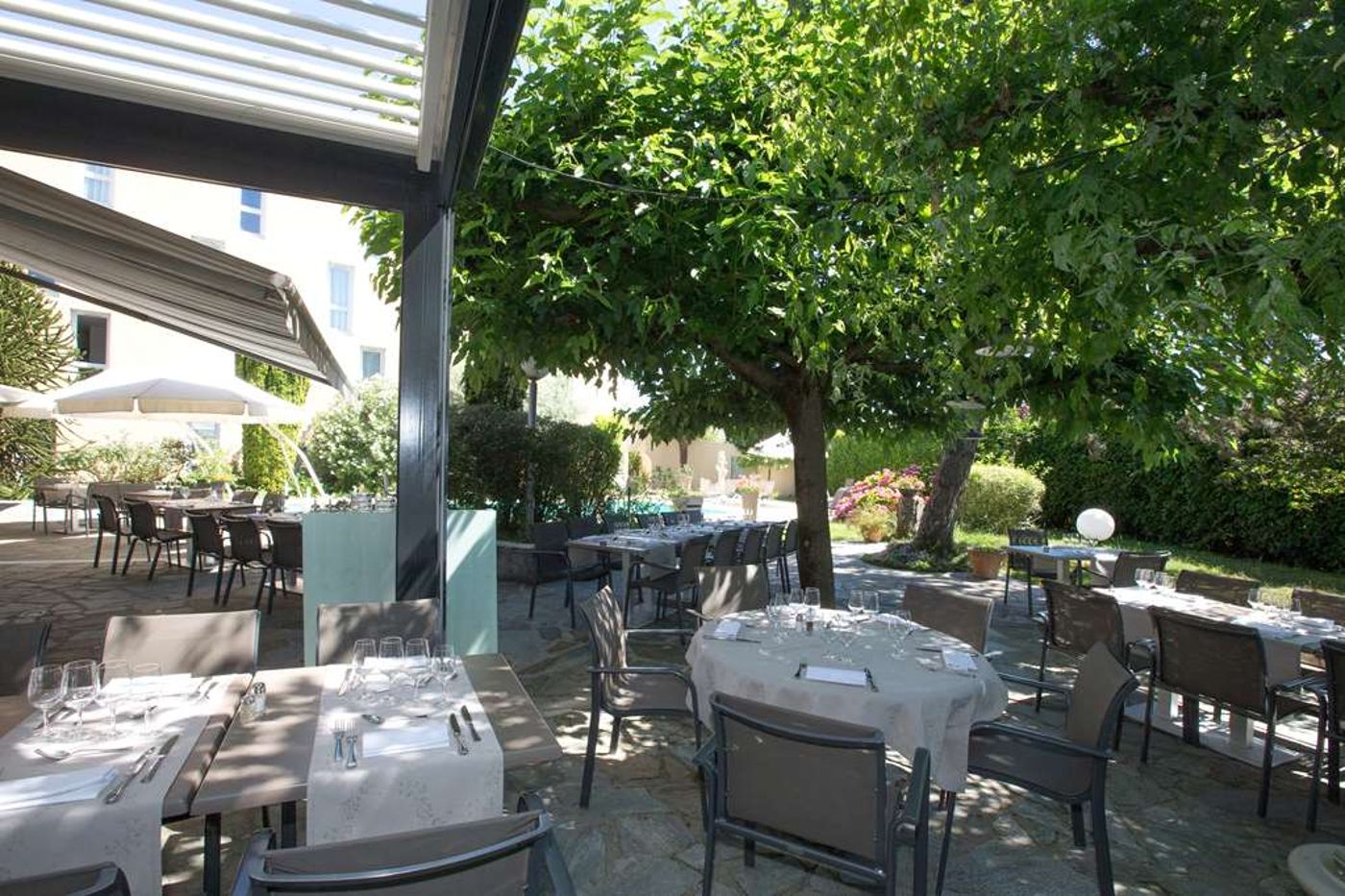 Pomo Hotel & Restaurant-France-Echirolles-General view-2
