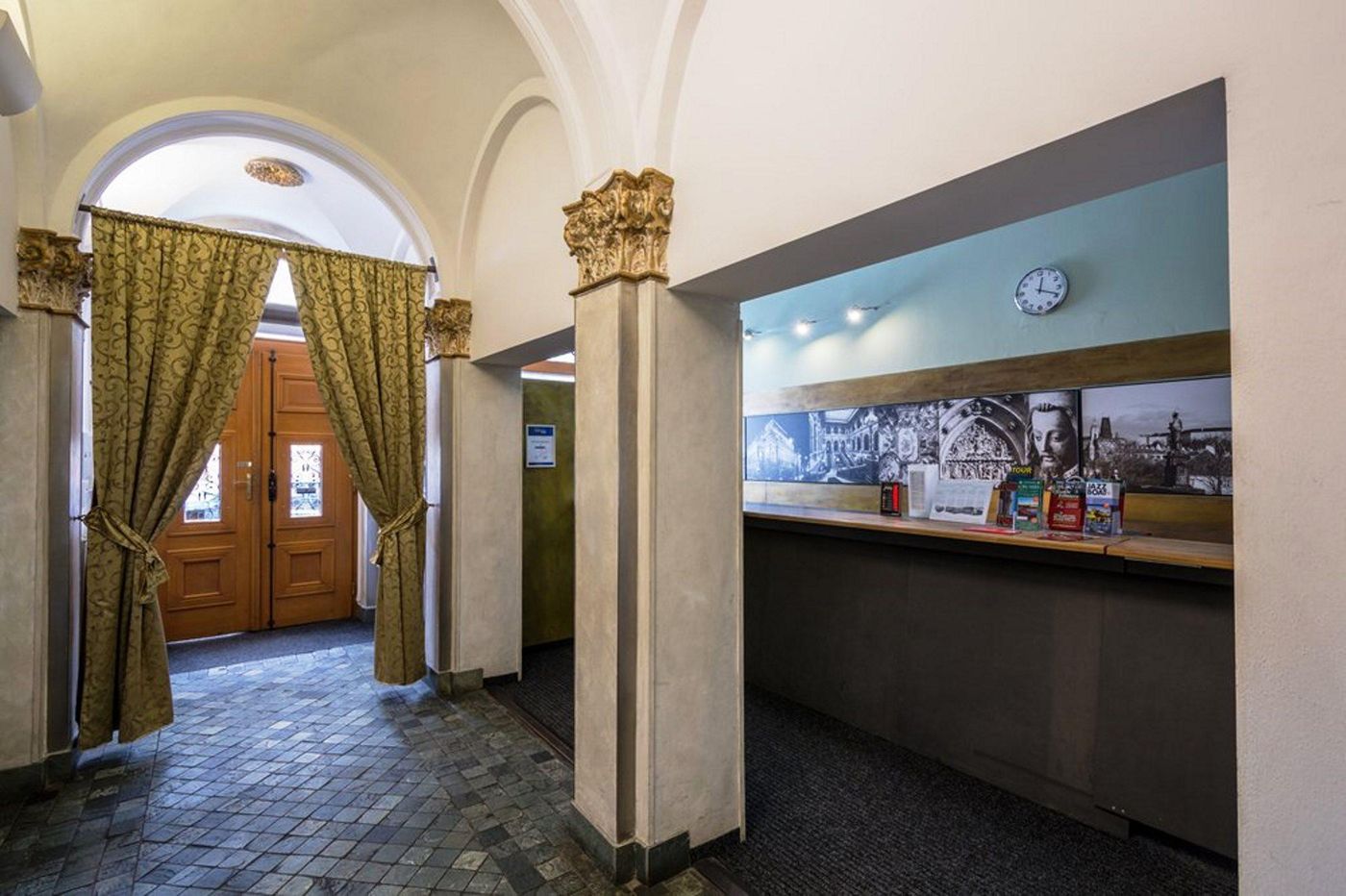 Superior-Hotel-Lobby-7