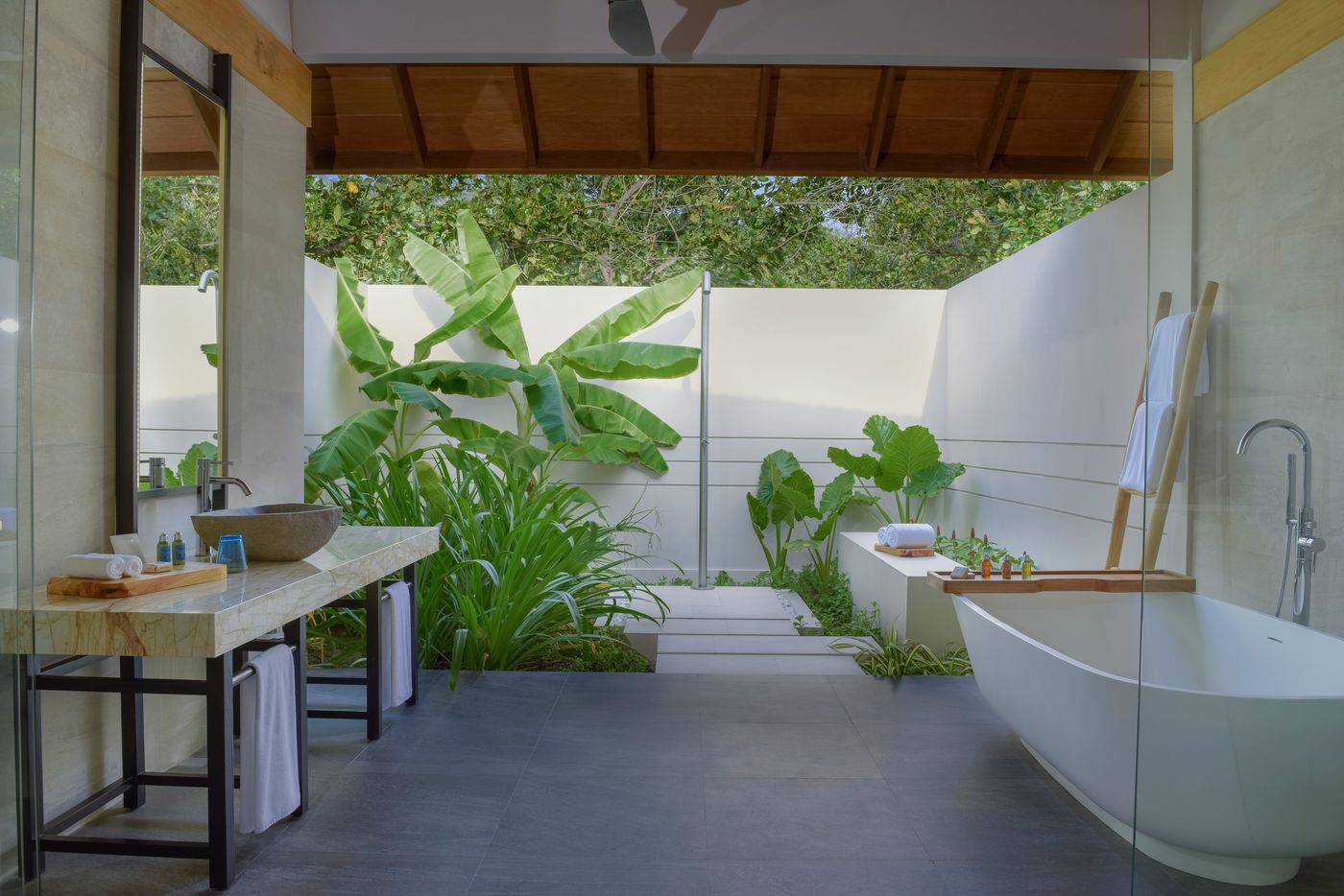 Emerald Faarufushi 01