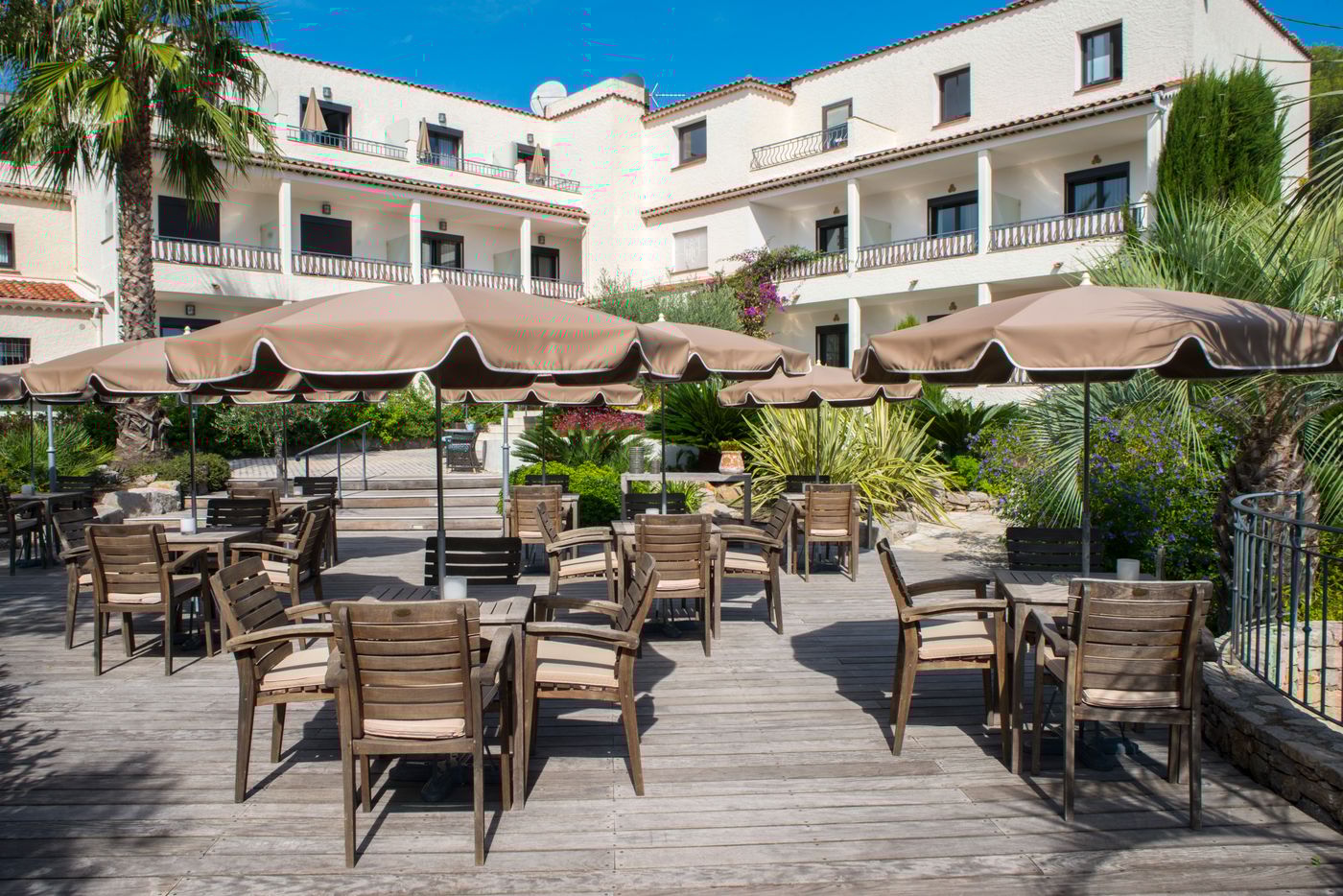 Hotel-Le-Catalogne-Terrace-11