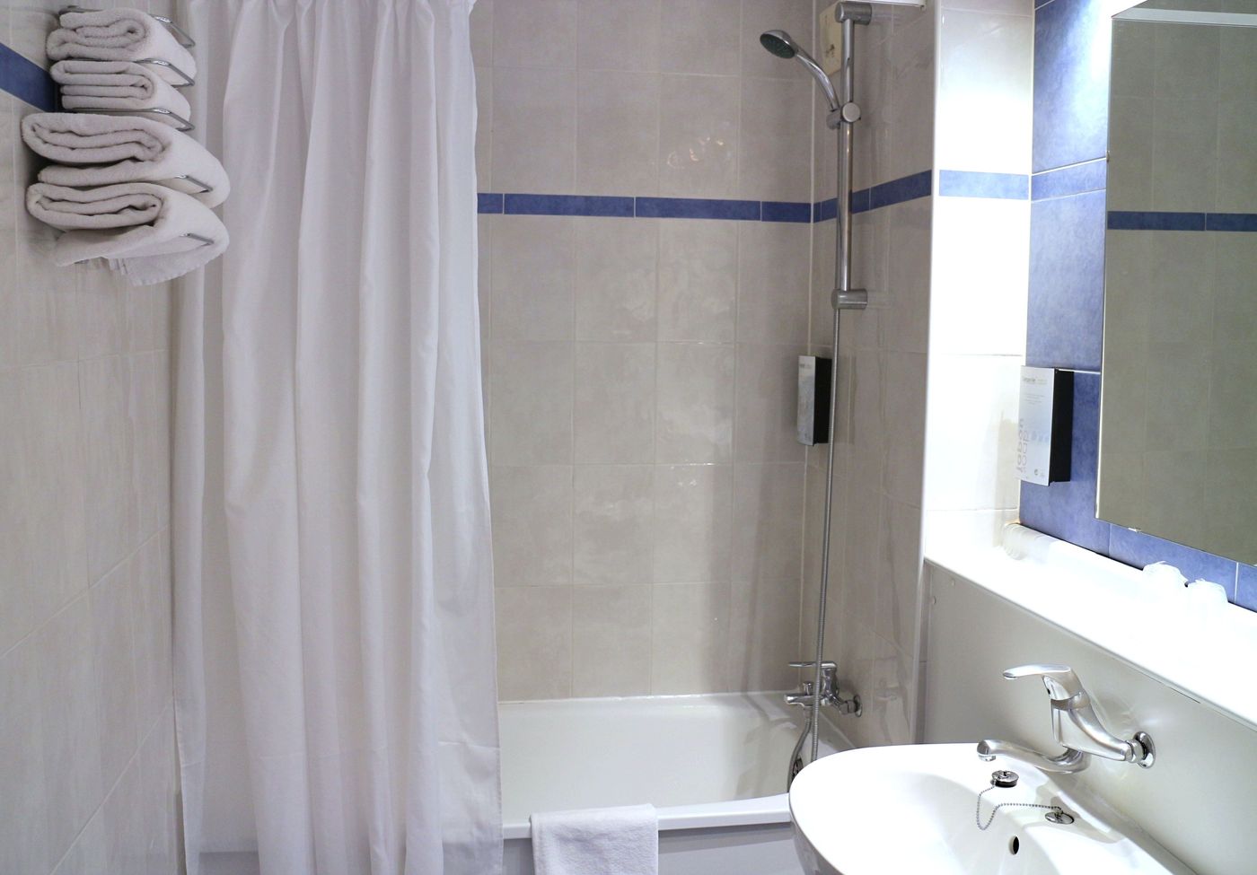 Travelodge Barcelona del Vallès-Spain-BARBERA DEL VALLES-Room-6