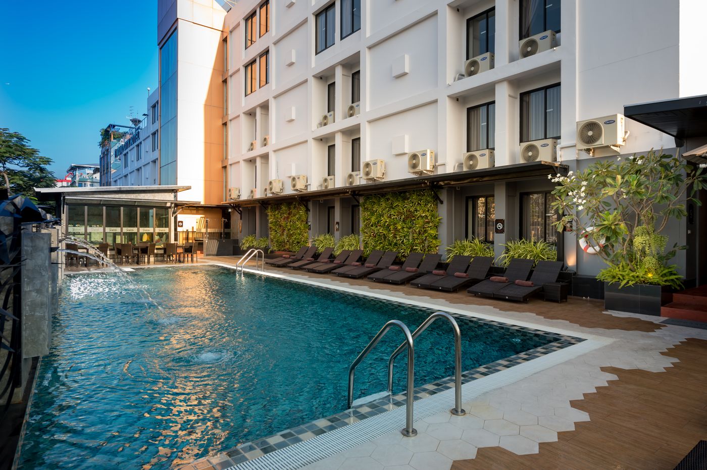 Nouvo-City-Hotel-Pool-58