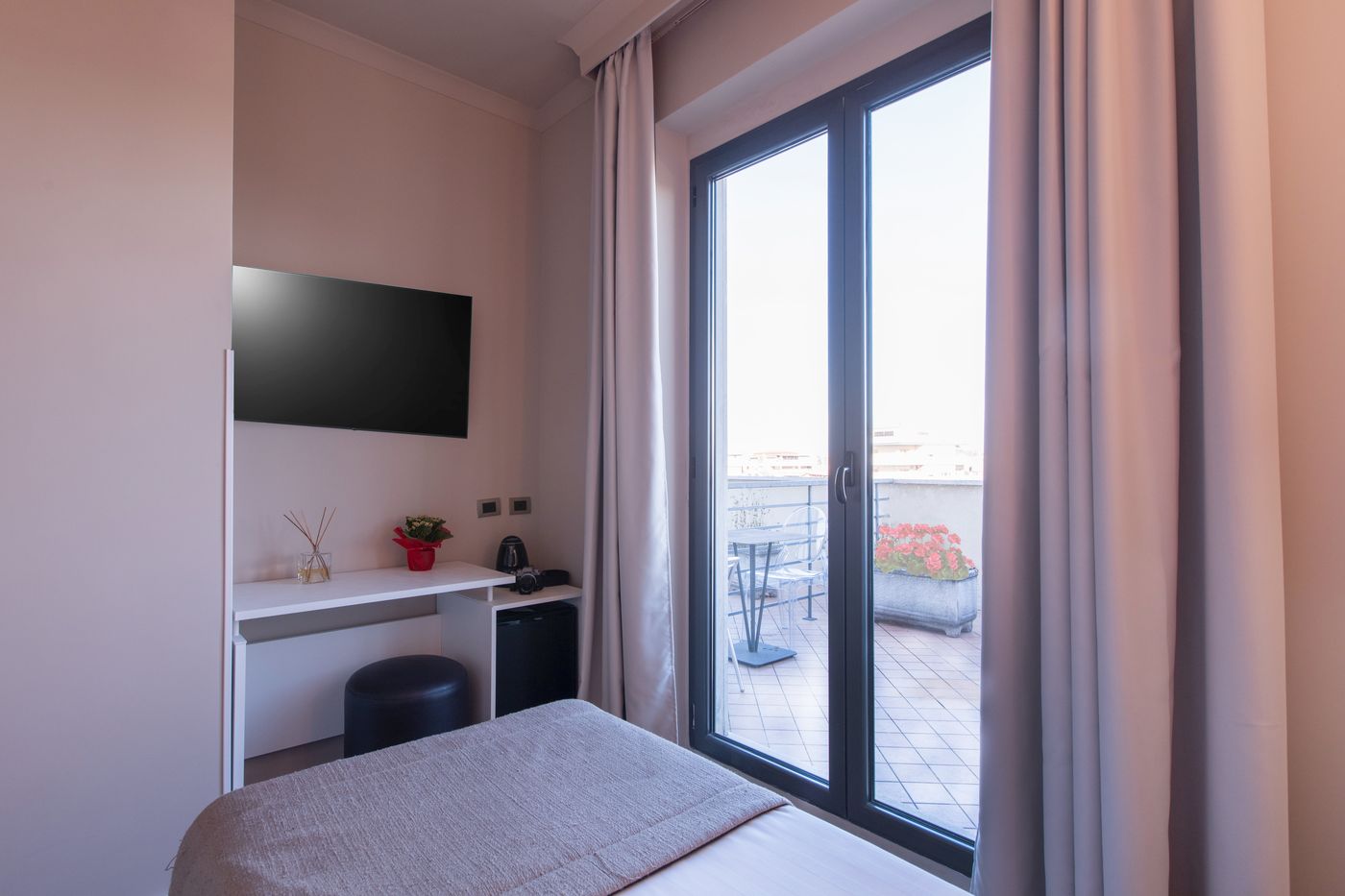 The-Smooth-Rome-Room-25