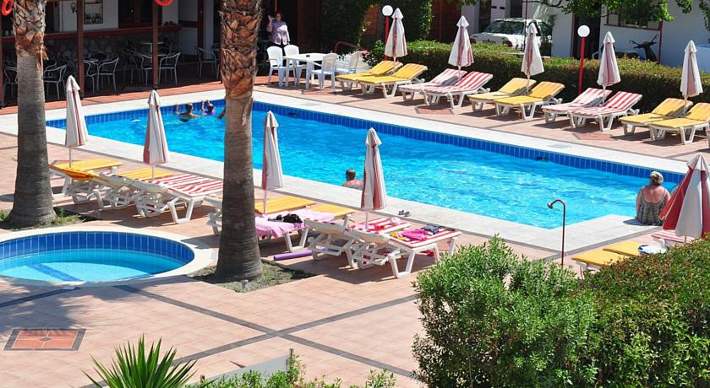 Sandy's Studios & Log Villas