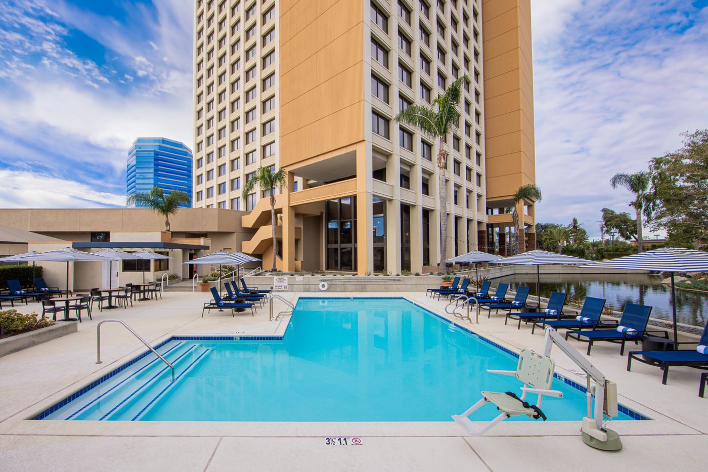 Hotel-Fera-Anaheim--a-DoubleTree-by-Hilto-Pool-1