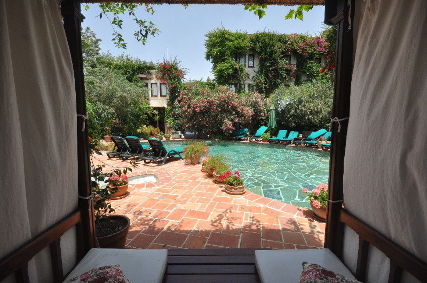 El-Vino-Hotel-Suites-Pool-3