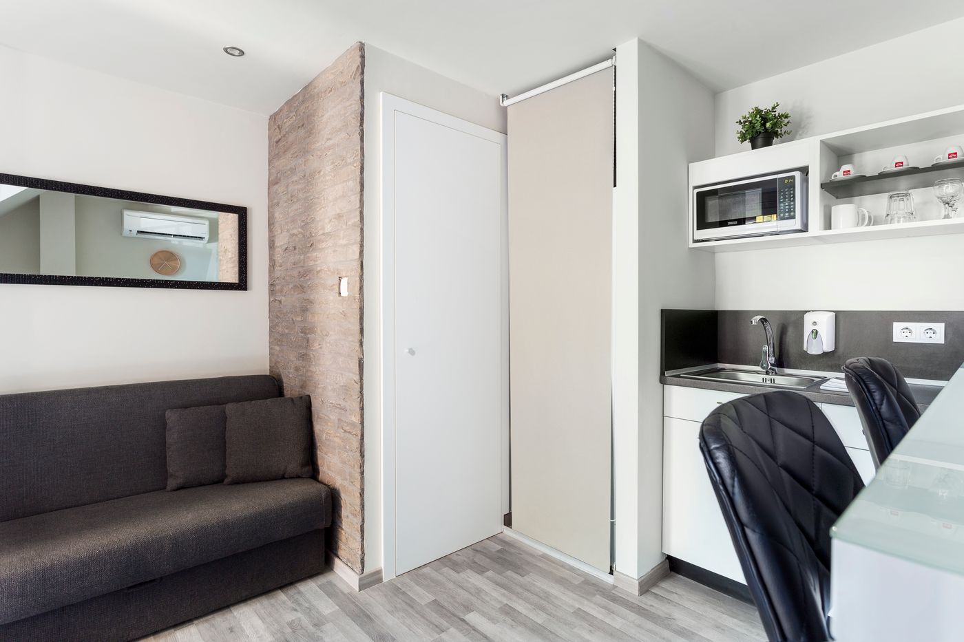 Hotel-Mika-Downtown-Room-14