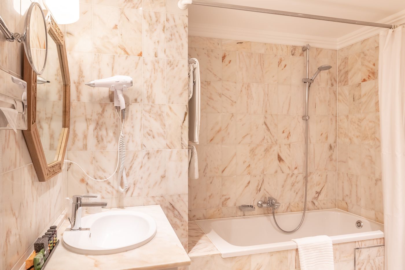 Manos-Stephanie-Hotel-Room-32