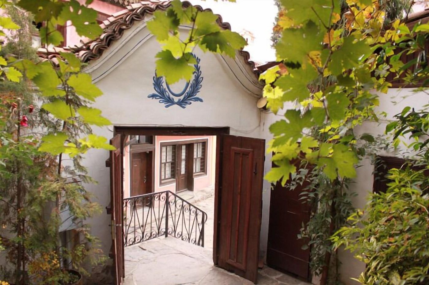 Alafrangite-Hotel-General-view-1