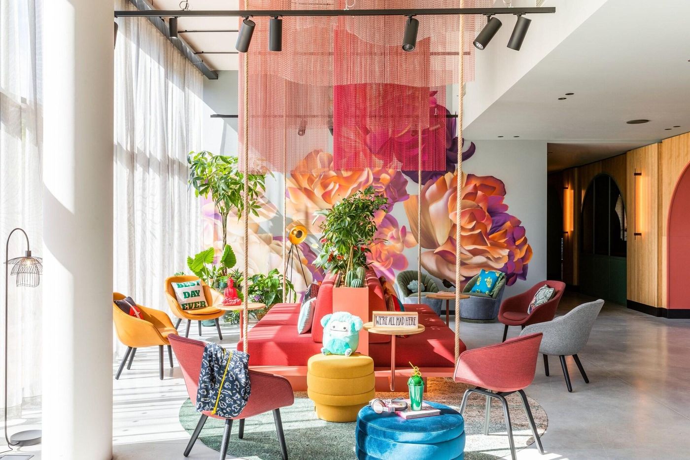 Moxy-Paris-Val-D-Europe-Lobby-81