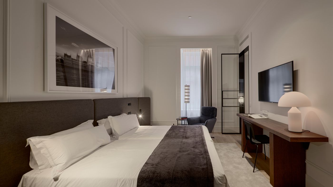 Kozmo-Hotel-Suites---Spa-Room-29