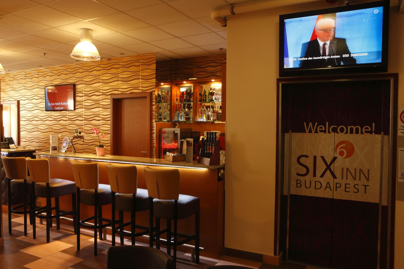 Six-Inn-Hotel-Lobby-9