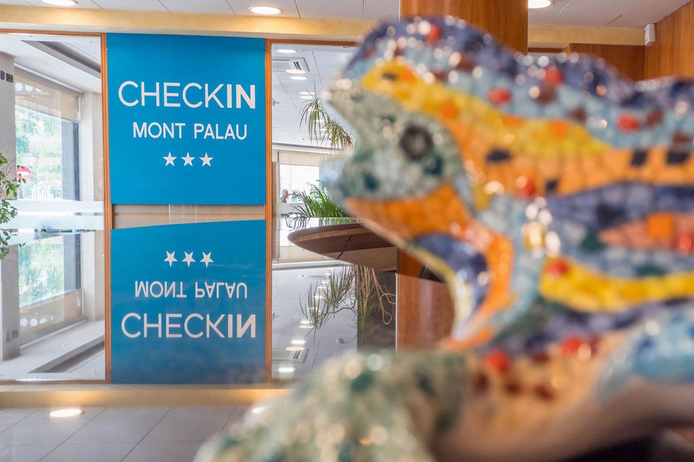 Checkin-Montpalau-Lobby-37