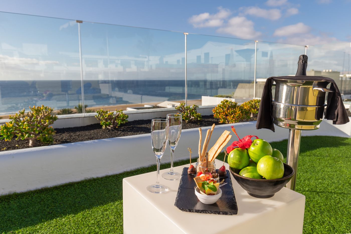 R2-Bahia-Kontiki-Beach-Aparthotel-Terrace-14