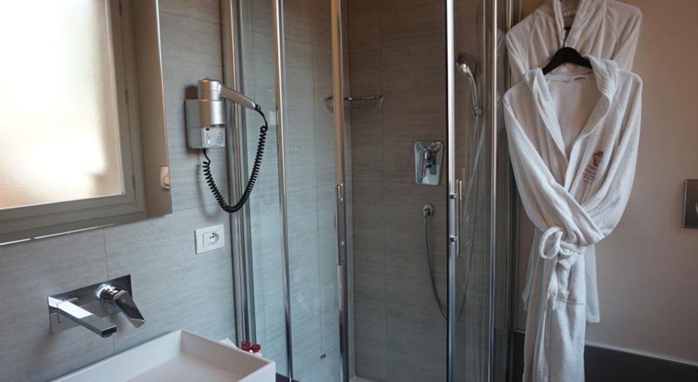 Trevi-Palace-Luxury-Inn-Room-30