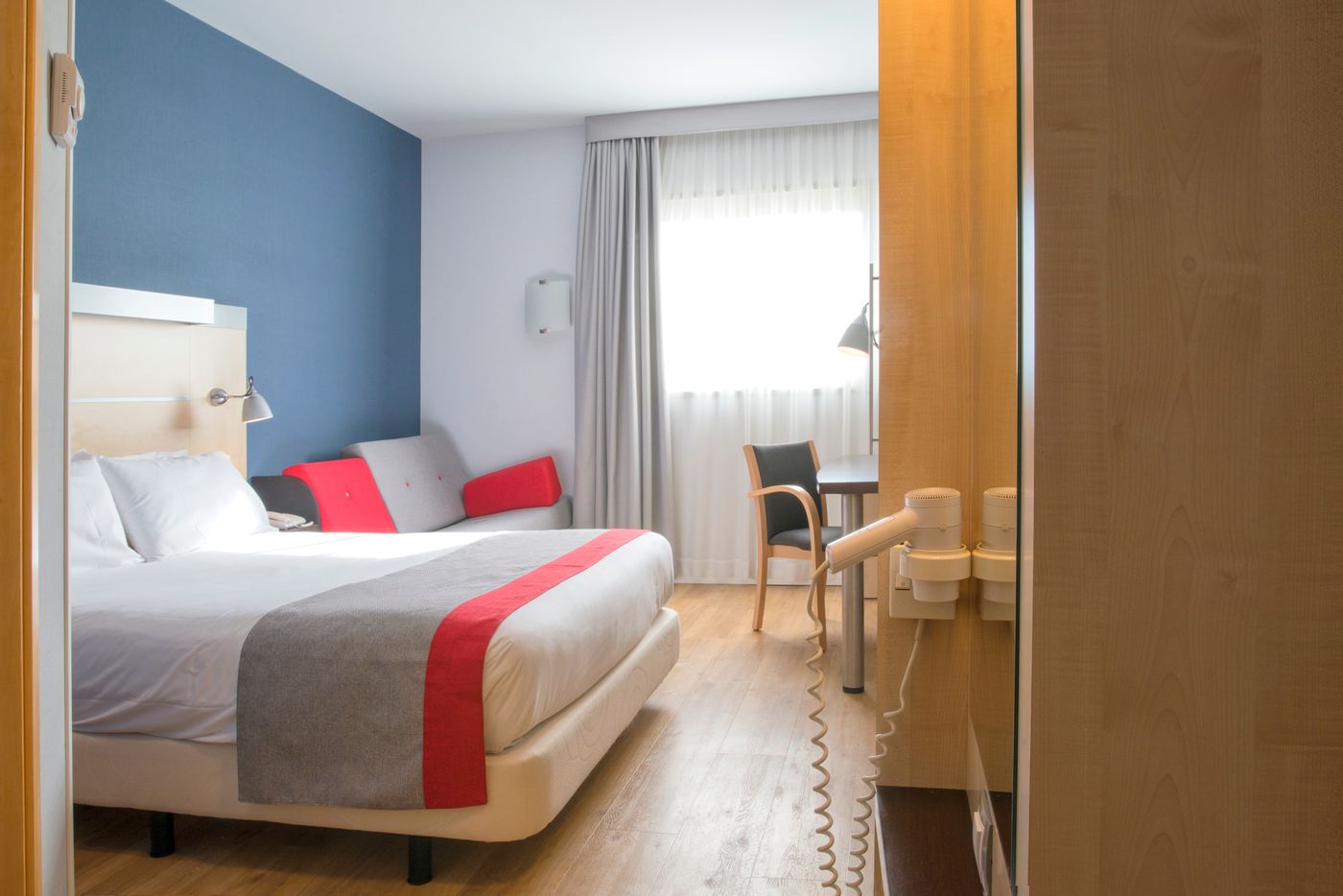Holiday-Inn-Express-Malaga-Airport-Room-6
