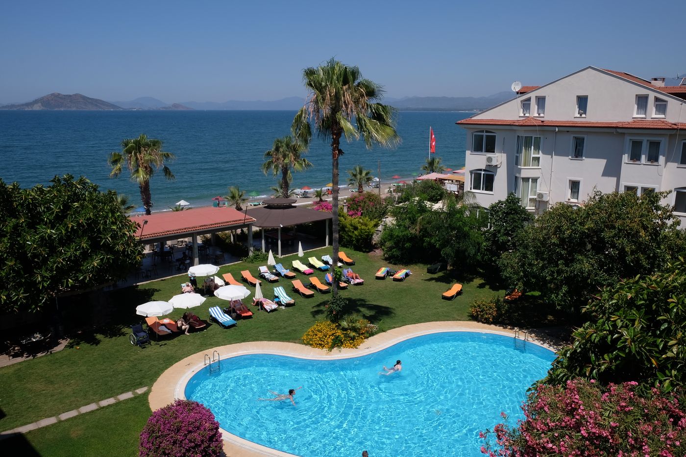 Mutlu-Beach-Pool-10