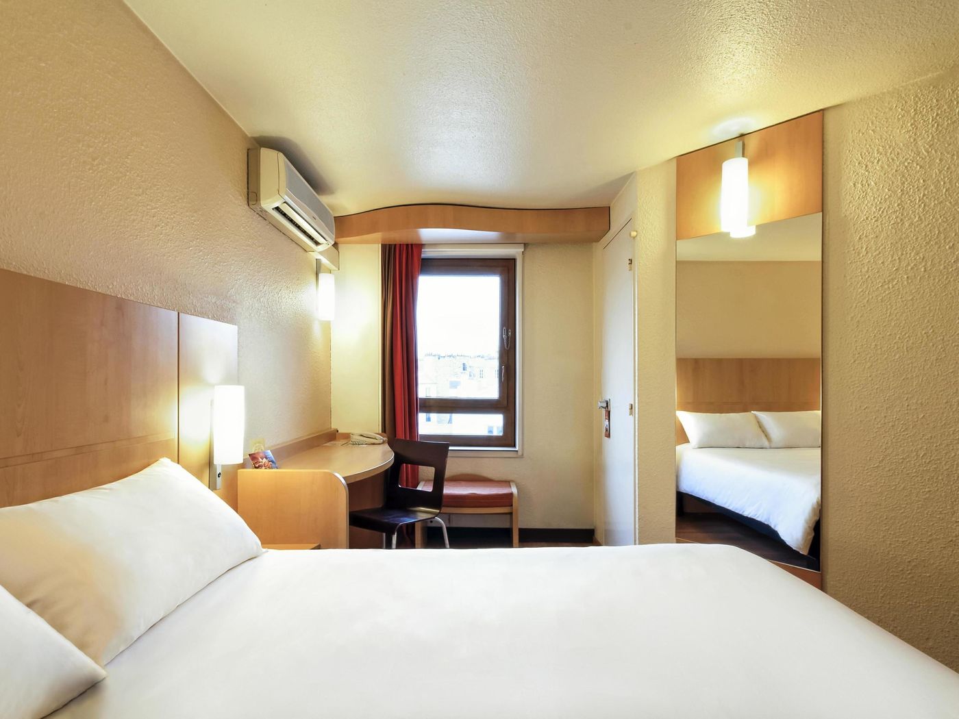 Ibis-Paris-Tour-Eiffel-Room-36