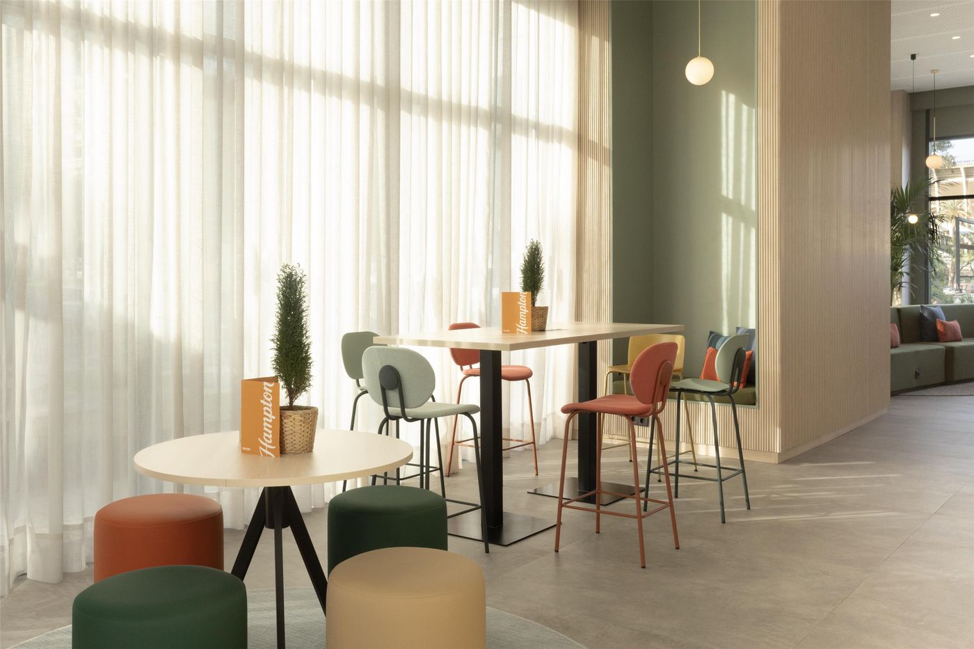 Hampton-By-Hilton-Malaga-Martiricos-Lobby-26