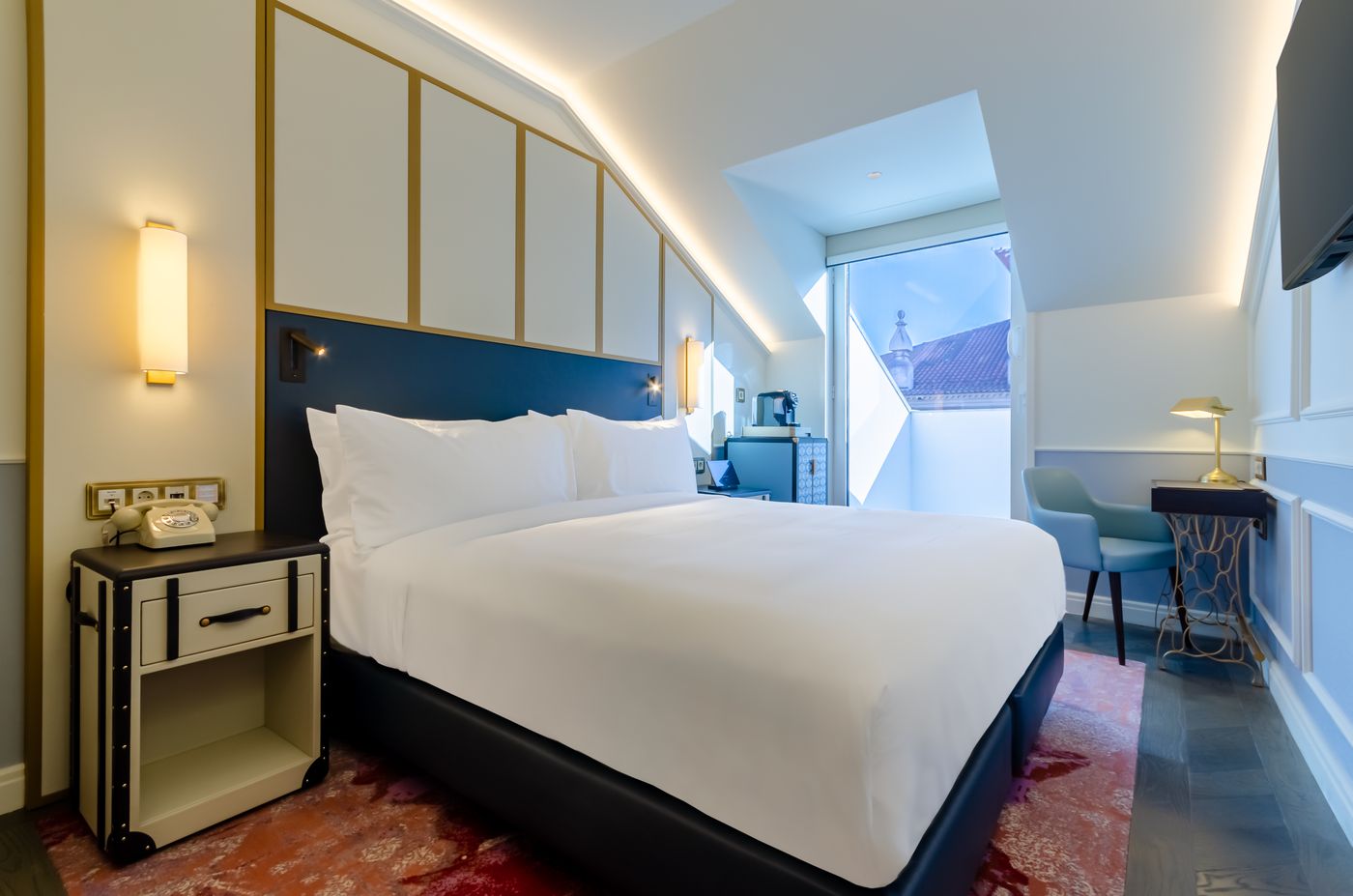 The-Emerald-House-Lisbon--Curio-Collection-by-Hilt-Room-28