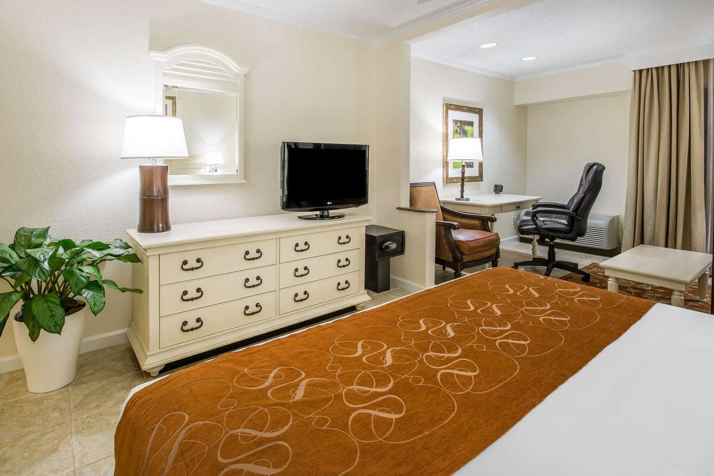 Comfort-Suites-Paradise-Island-Room-28