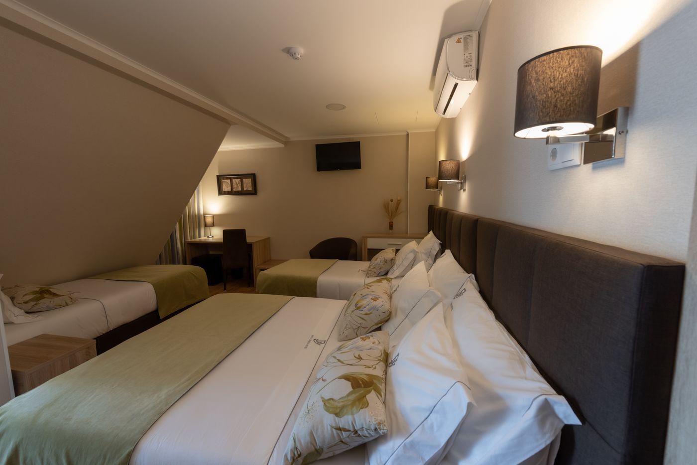 Dinya-Lisbon-Hotel---Lounge-Bar-Room-25