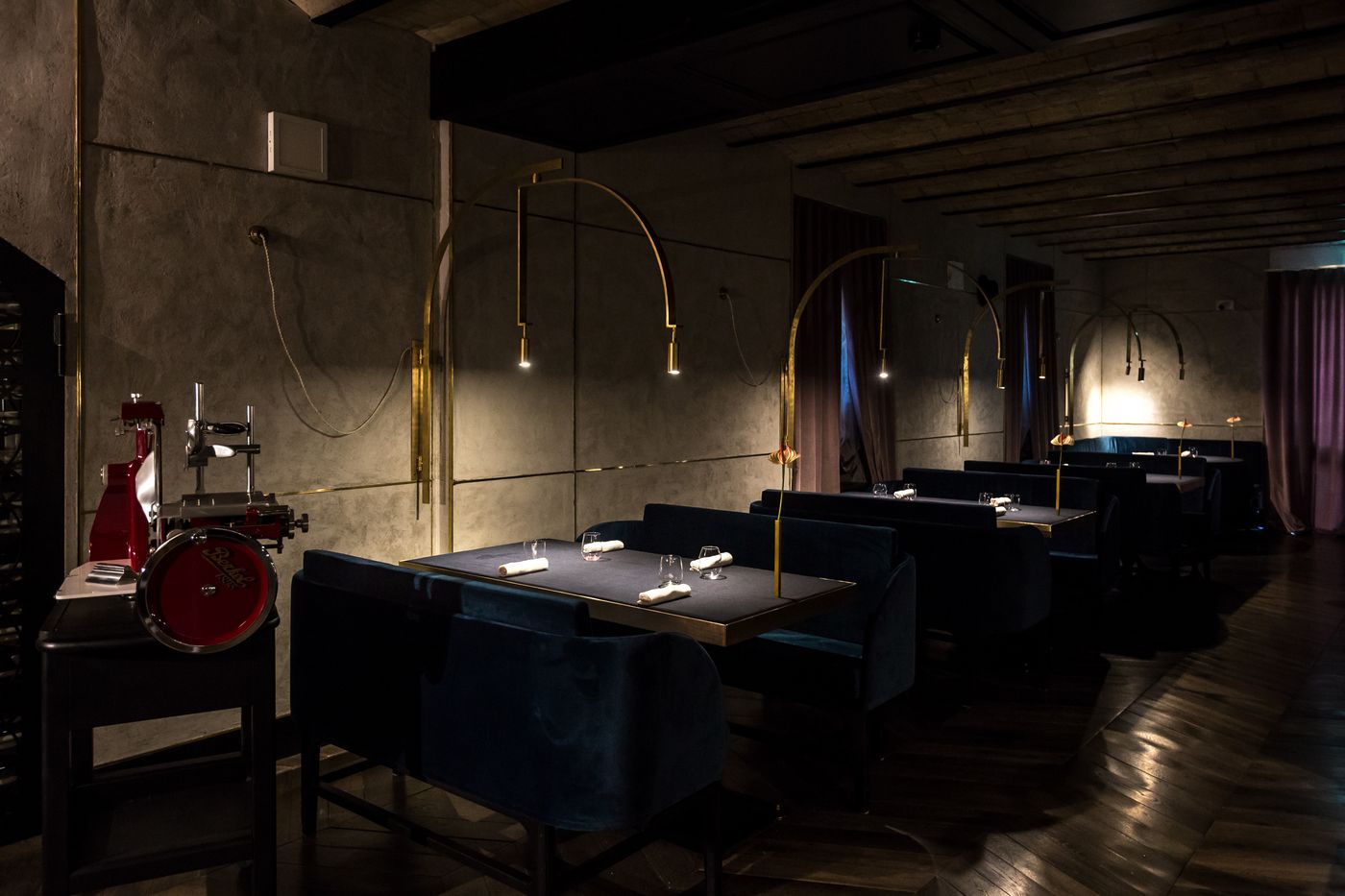 The-H-All-Tailor-Suite-Roma-Restaurant-9
