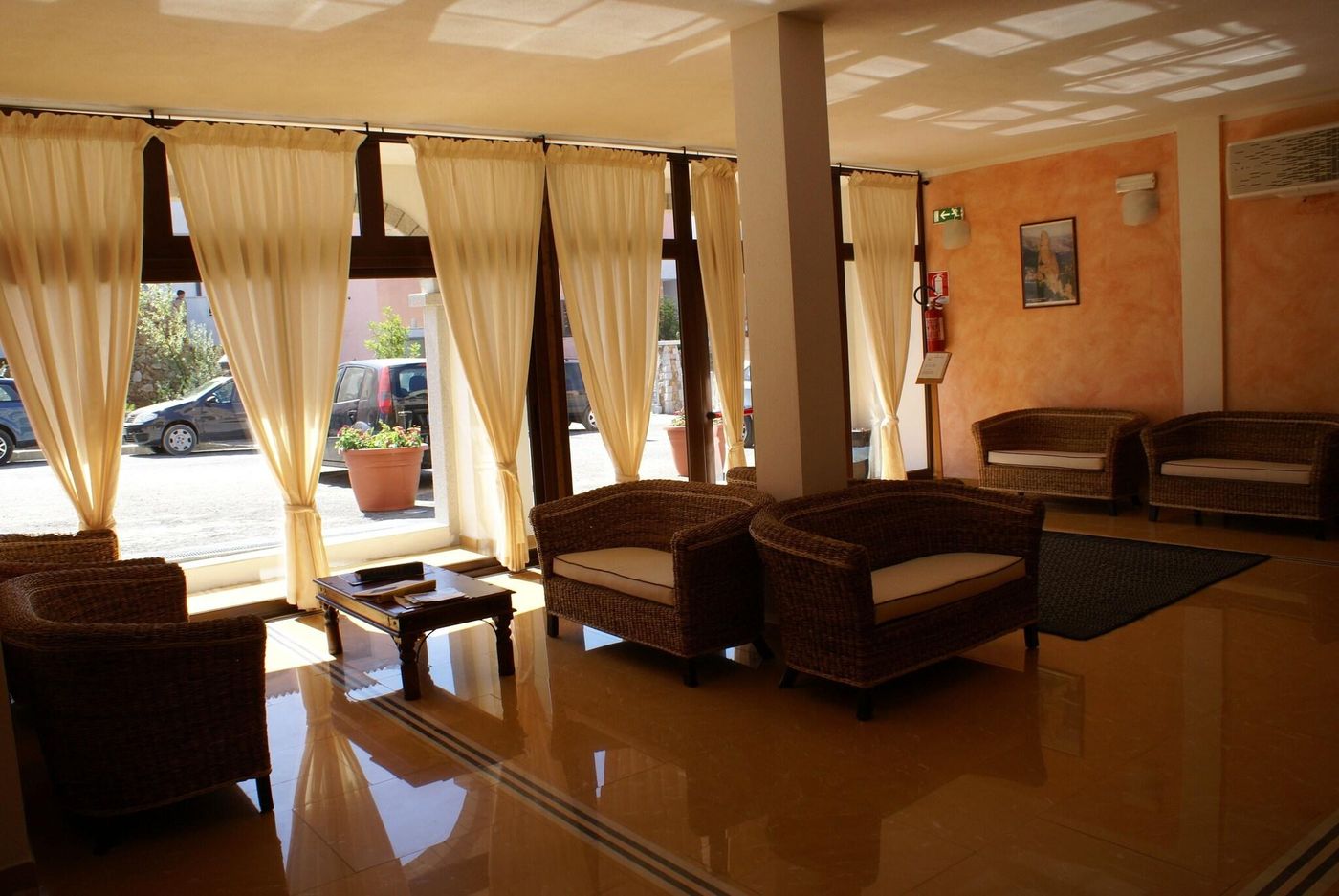 Gli-Ontani-Residence-Hotel-Lobby-37