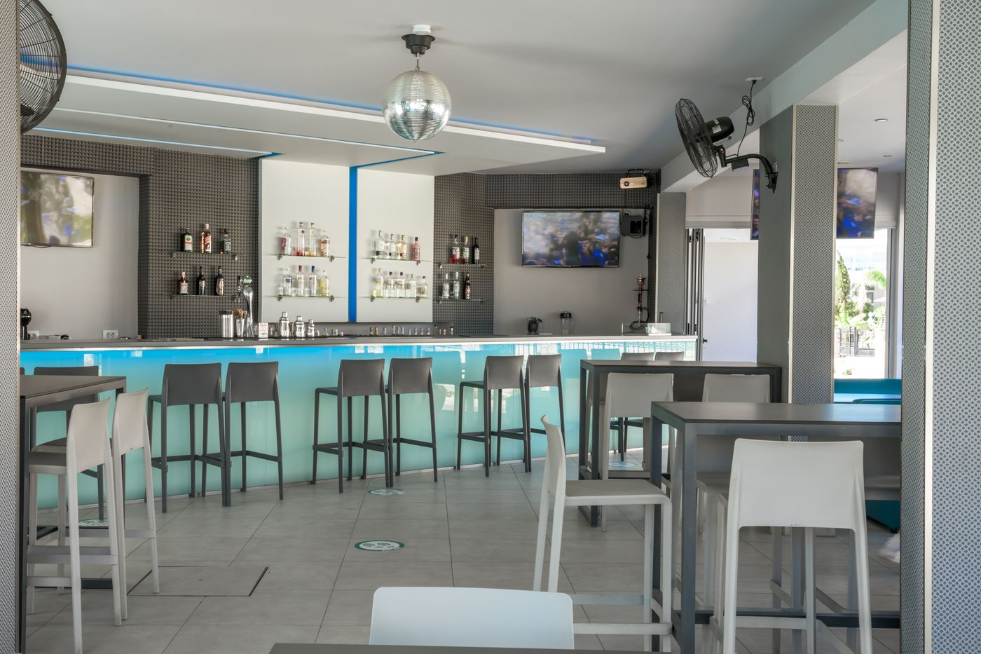 Canadian-Hotel-Bar-56