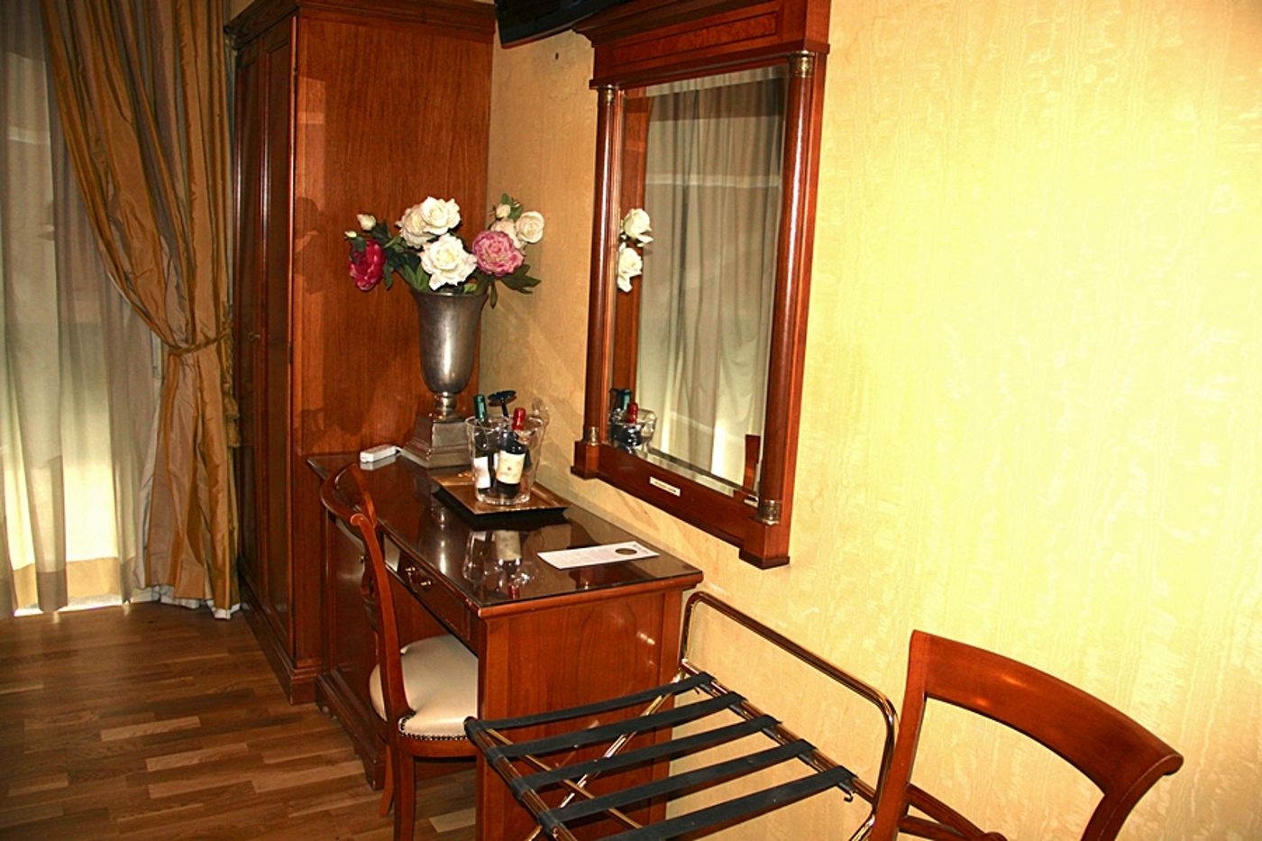 Luxury-Rooms-H-2000-Roma-Room-16