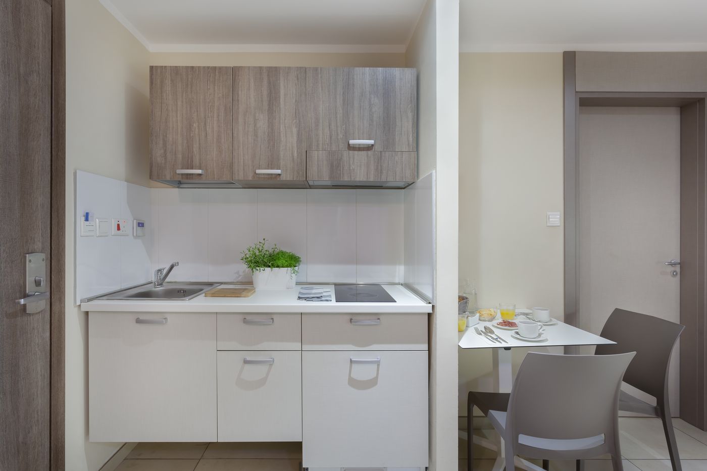 Hotel-115-The-Strand-Hotel-and-Suites-Room-33