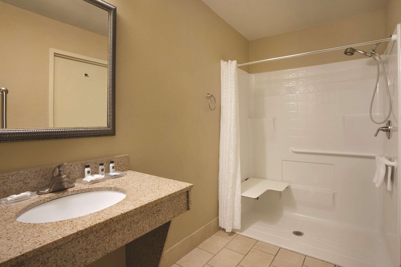 Country Inn & Suites - Goodlettsville-United States-GOODLETTSVILLE-Room-9