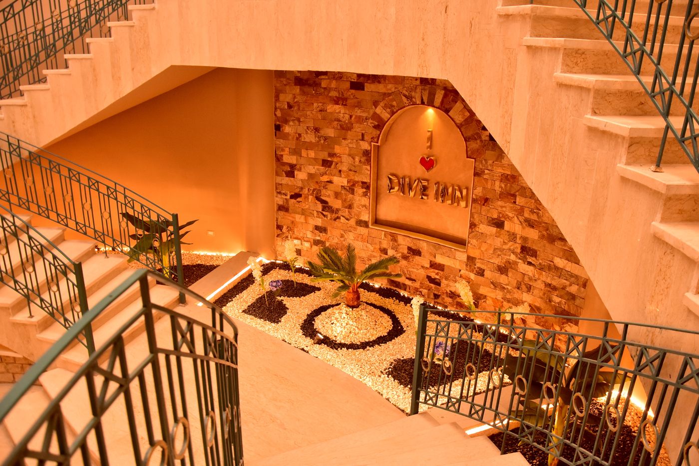 Dive-Inn-Resort-Bar-60