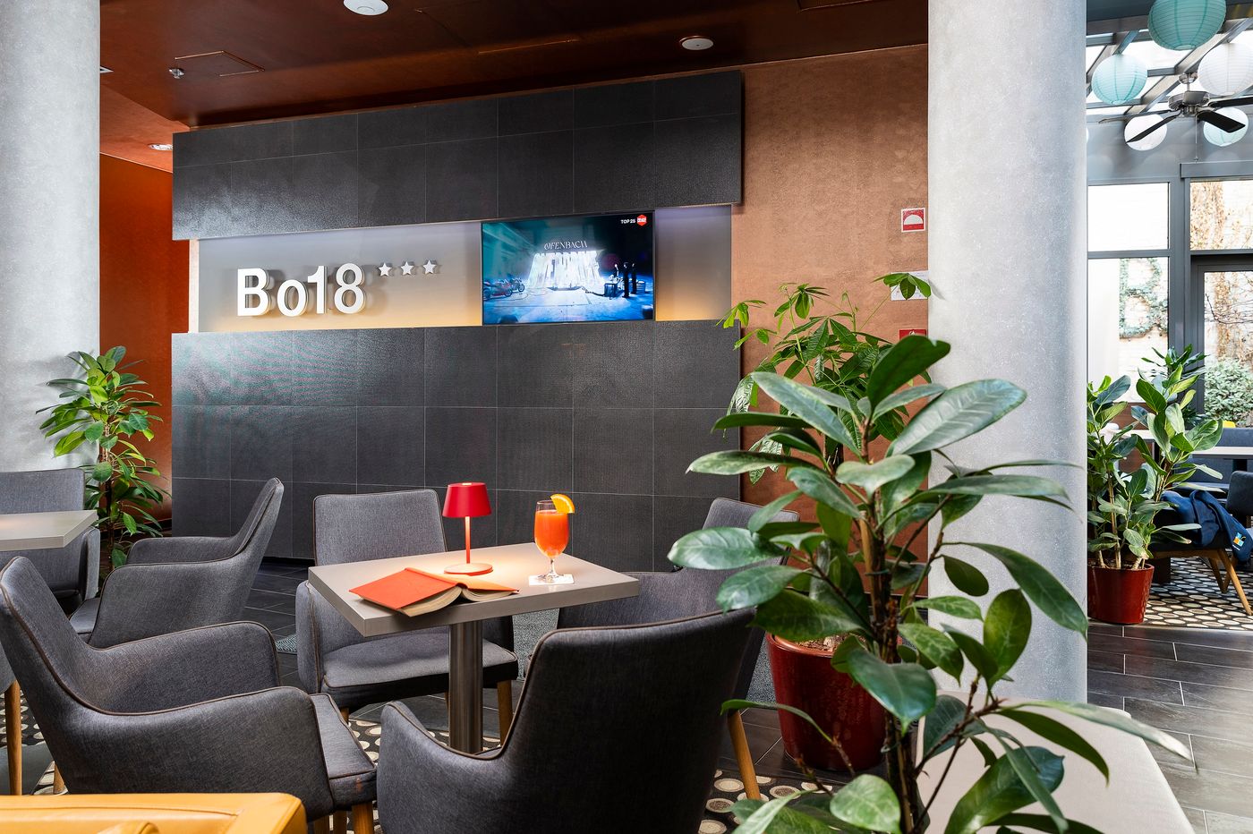 Bo18-Superior-Hotel-Lobby-15