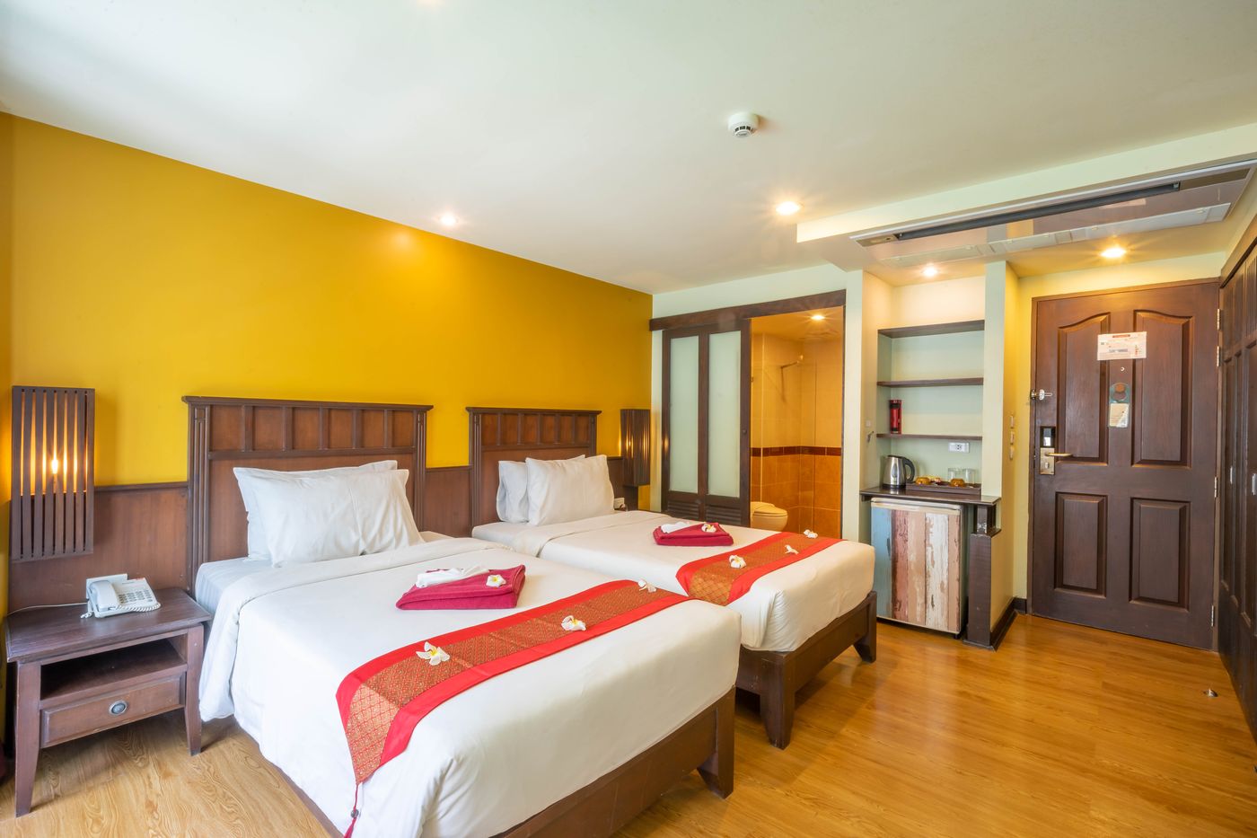 LA-Vintage-Resort--Former-Poppa-Palace--Room-26