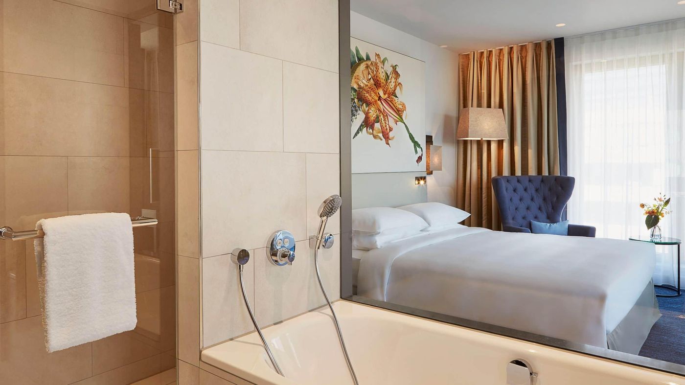 Hyatt-Regency-Amsterdam-Room-53