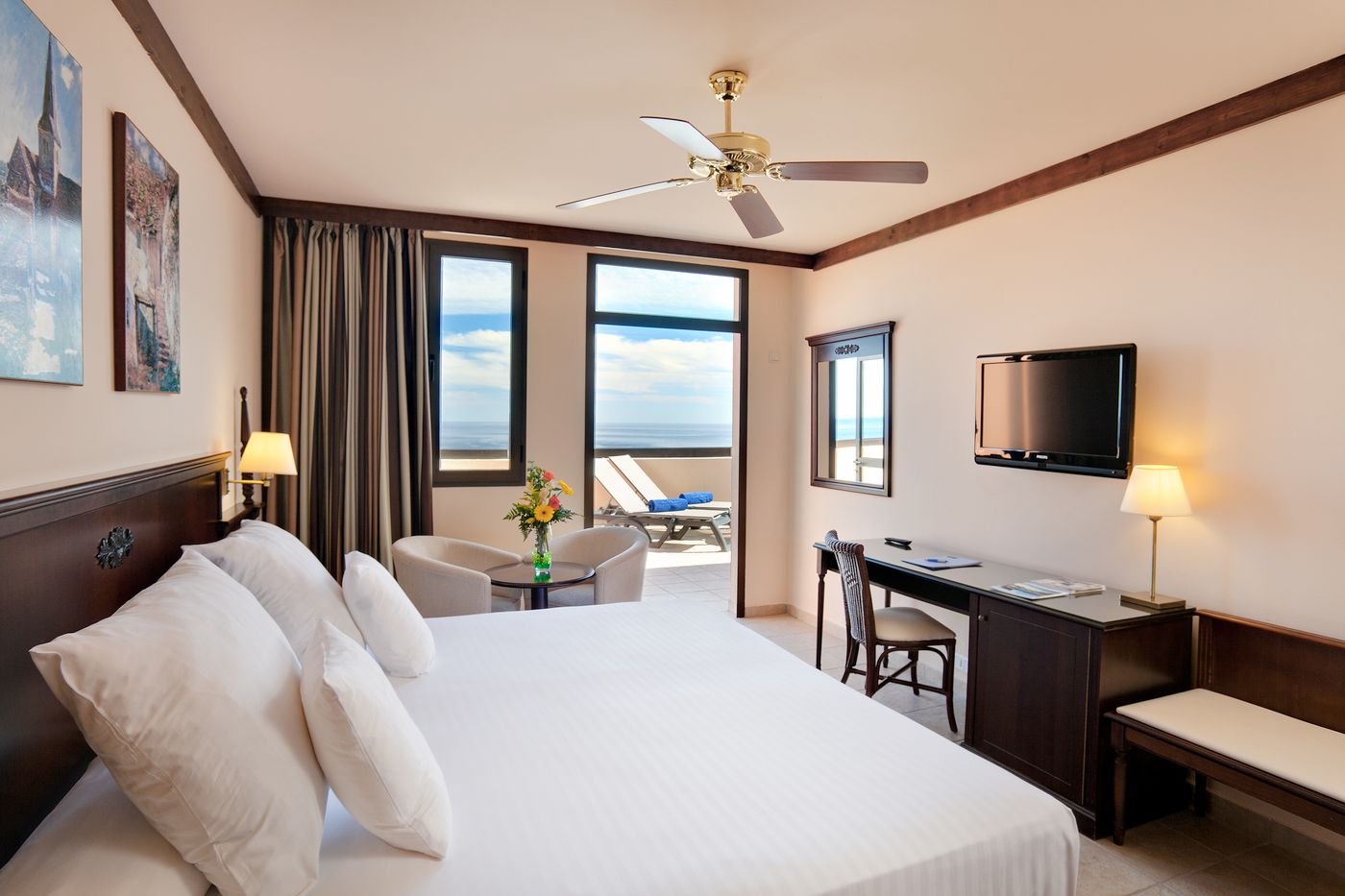 Occidental-Jand----a-Royal-Level-Room-28