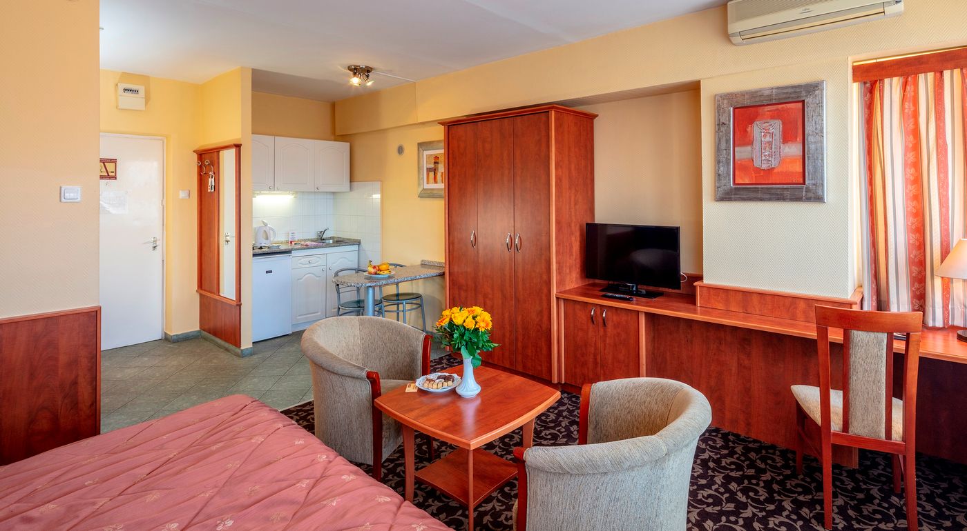 Hotel-Charles-Room-14