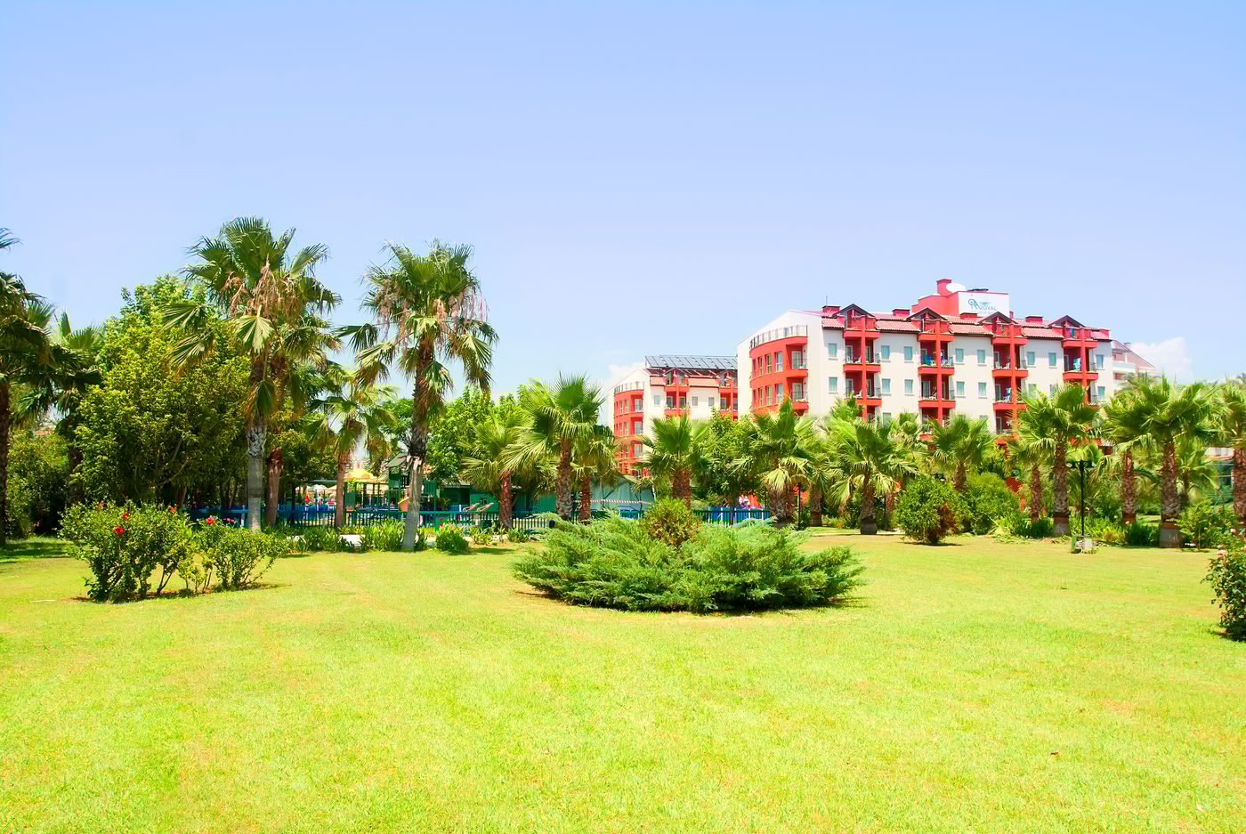 Royal-Atlantis-Beach-General-view-7