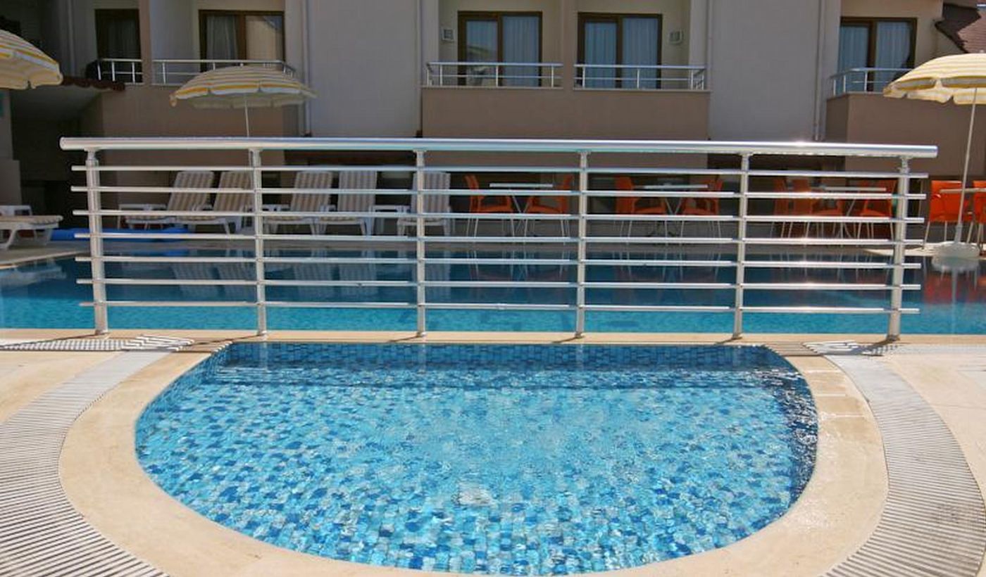 Selenium-Hotel-Pool-3