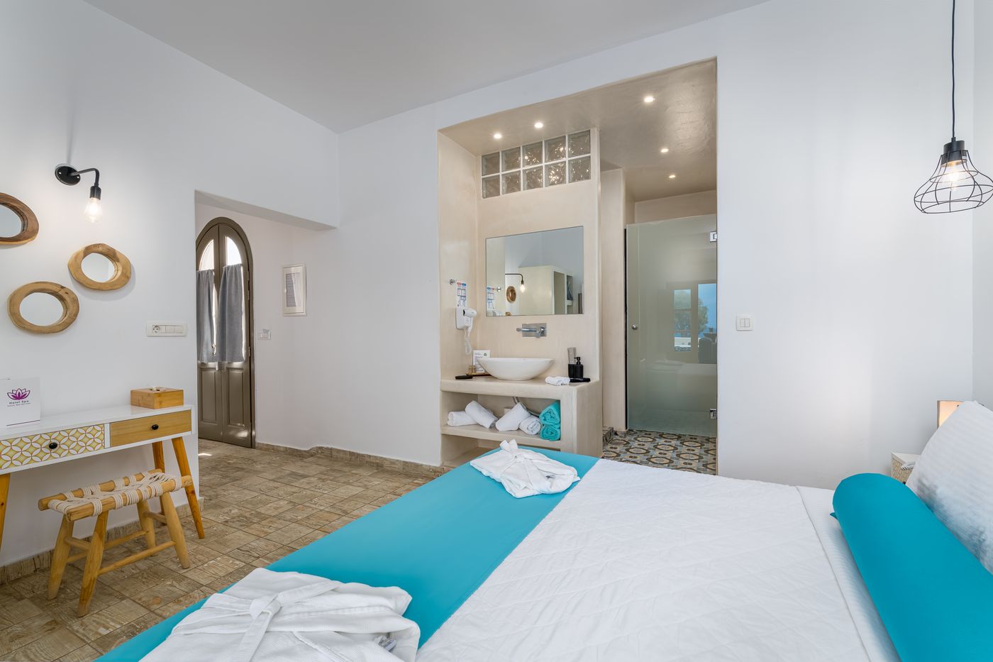 En-Plo-Boutique-Suites---Oia-Santorini-Room-32