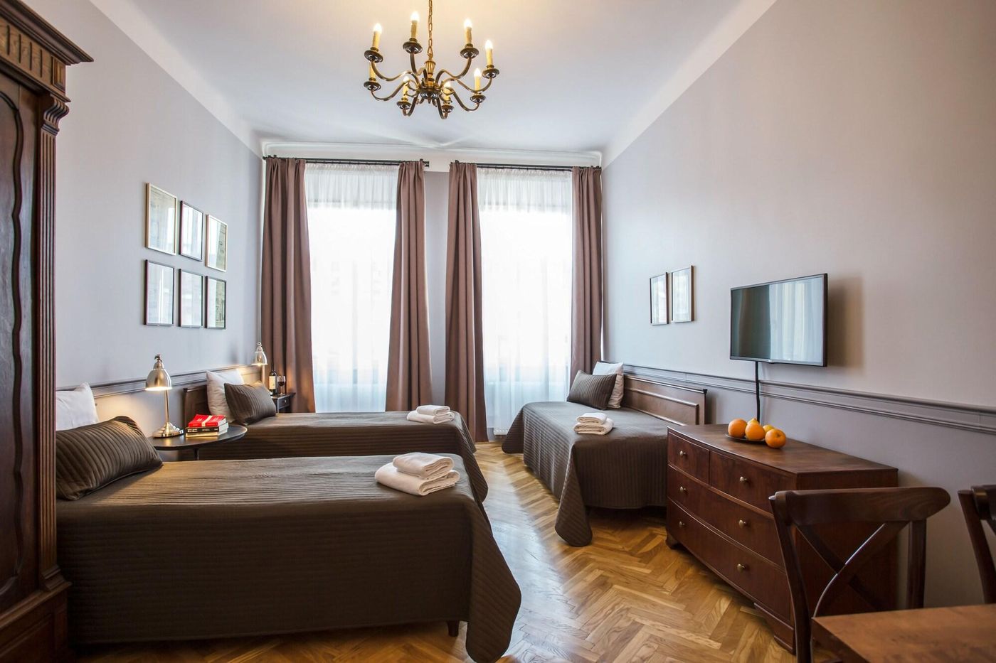 Scharffenberg-Apartments-Main-Square-Room-15