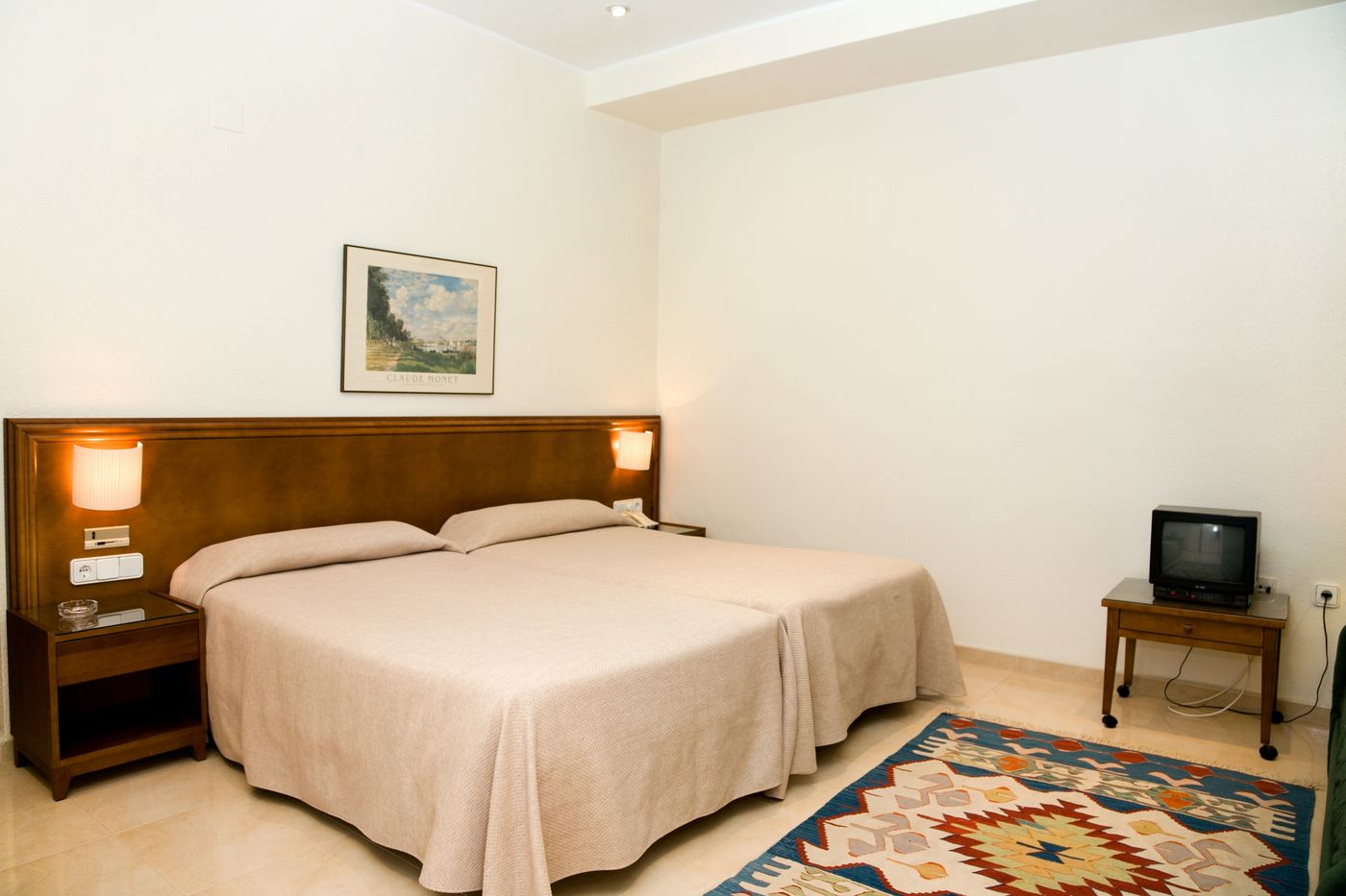 Lloyds-Beach-Club-Room-24