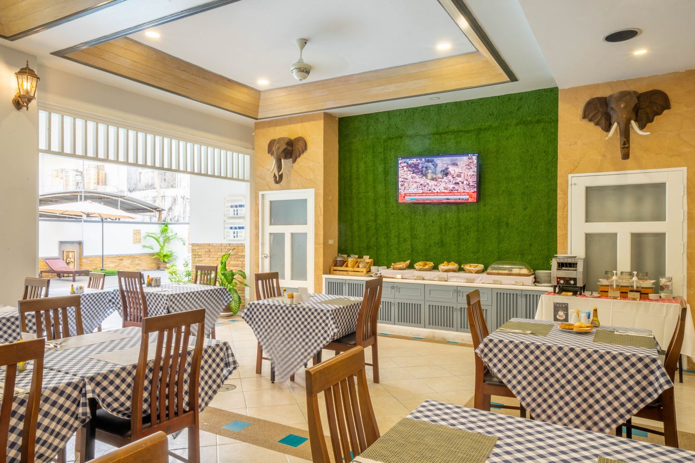 LA-Vintage-Resort--Former-Poppa-Palace--Restaurant-48