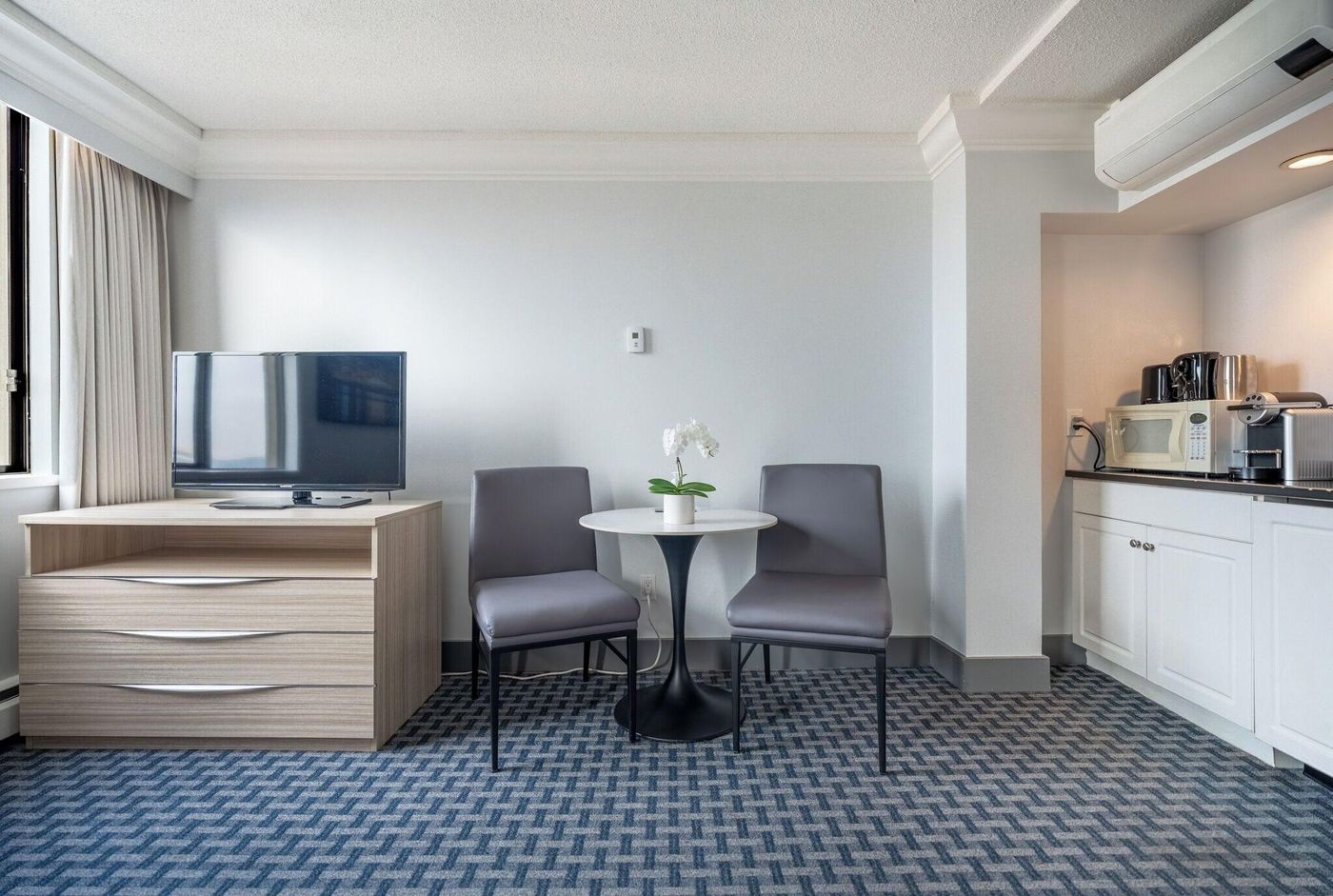 Century-Plaza-Hotel---Spa-Vancouver-Room-34