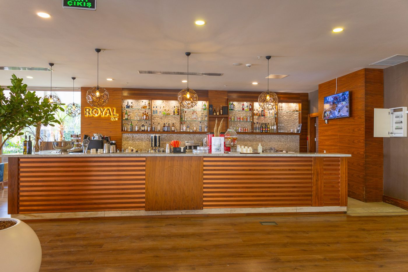 Ramada-Resort-by-Wyndham-Kusadasi---Golf-Bar-49